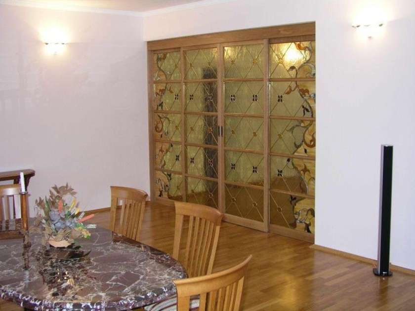 Перегородка для гостиной с цветным стеклом и декоративными вставками Бобруйск