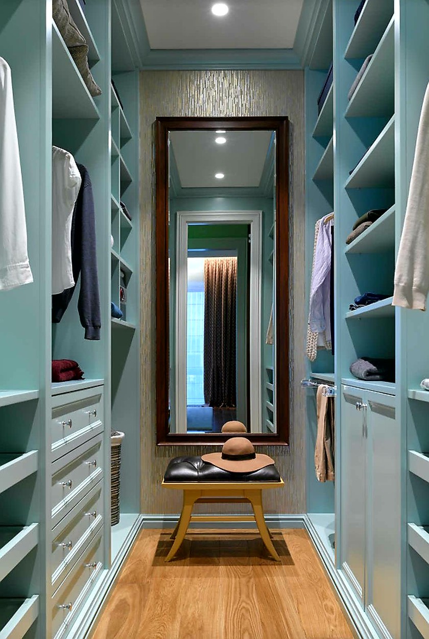 Параллельная гардеробная комната с большим зеркалом Бобруйск