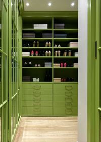 Г-образная гардеробная комната в зеленом цвете Бобруйск