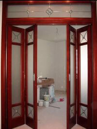 Дверь гармошка с декоративными стеклянными вставками Бобруйск
